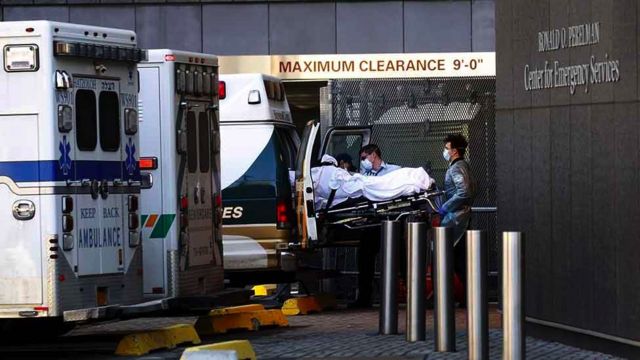 Uma ambulância leva o paciente ao hospital
