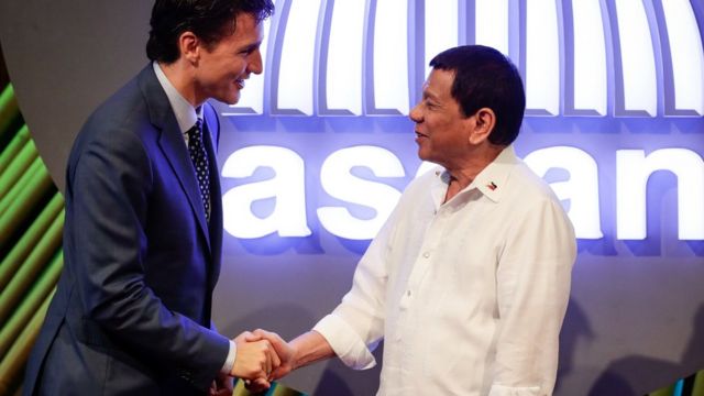 Justin Trudeau saludando a Rodrigo Duterte en Manila en 2017