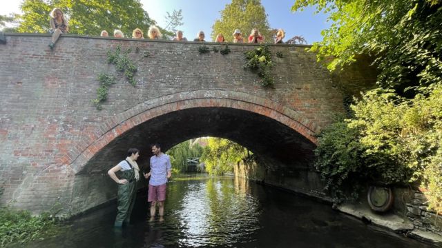 Suffolk protesters demand River Waveney clean up - BBC News