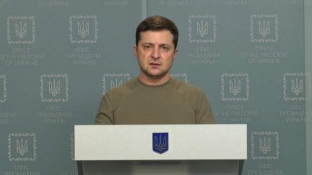 Zelensky voltou a falar com o povo da Ucrânia pela tarde, trocando seu terno escuro por um uniforme militar