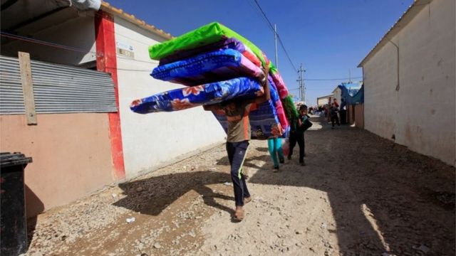 イルビルの北西にある収容施設で支援物資を受け取ったモスルからの避難民（20日）