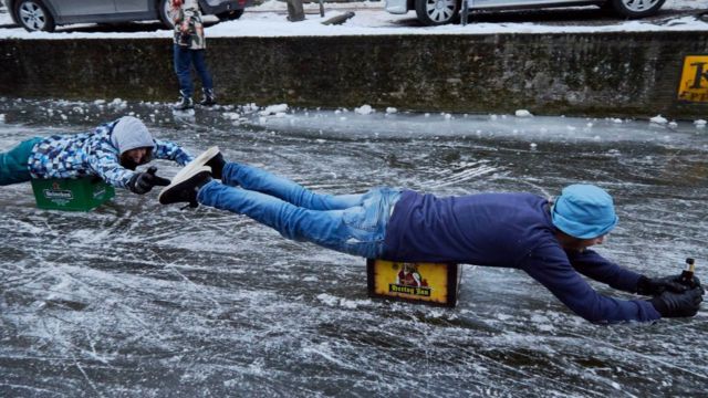 personas congeladas en hielo