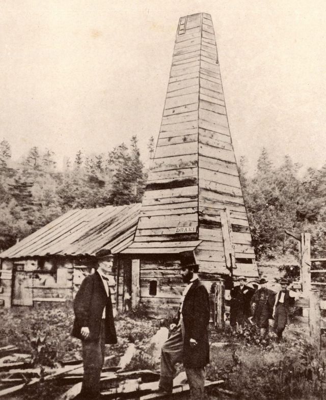 Drake Well, Pensilvania. Edwin Laurentine 'Coronel' Drake (1819-1880) el primero en perforar en busca de petróleo, con sombrero de copa en el centro de la imagen.