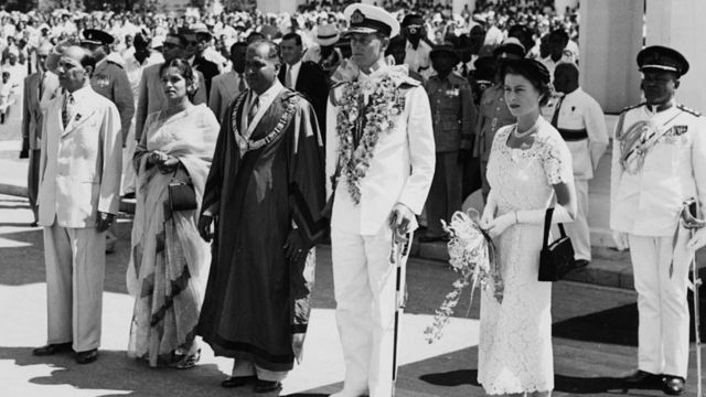 زوج سلطنتی در کنار شهردار کلمبو، در سیلان، مستعمره سابق بریتانیا (سریلانکای فعلی) در آوریل ۱۹۵۴