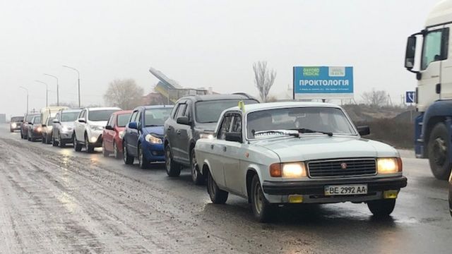 Automóviles evacuando Jersón en la mañana de Navidad.
