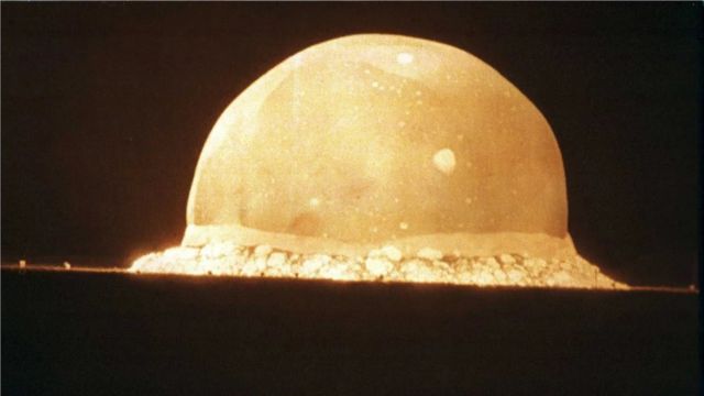 第一次核武器试验标志着一个险峻时代的开始。