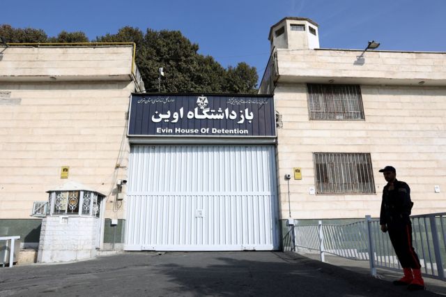 Vista de la entrada de la prisión de Evin en Teherán.