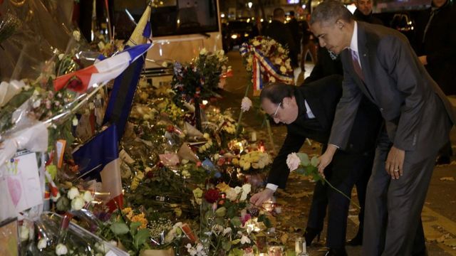 オバマ米大統領がオランド仏大統領とバタクラン・ホールに慰霊の花を手向けた（29日）