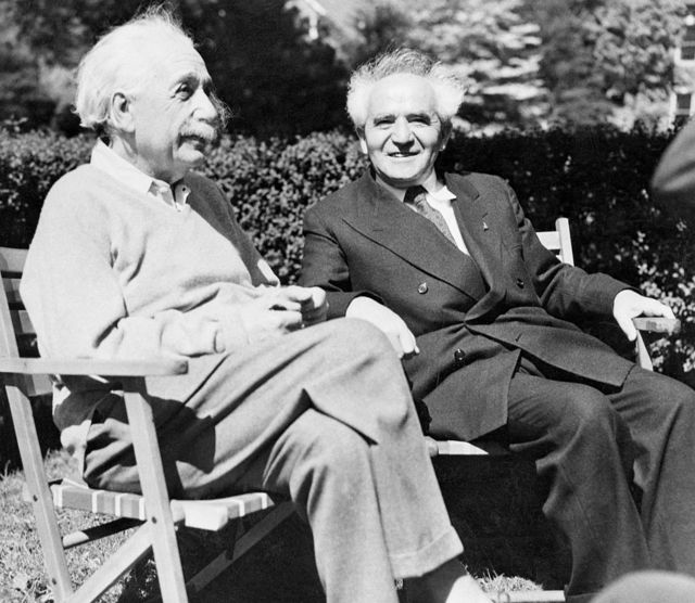 Thủ tướng Israel David Ben Gurion và nhà vật lý Albert Einstein