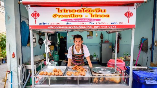 A vendor who sells fried chicken.