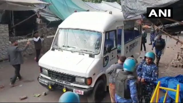 अलीगढ़ जिलाधिकारी ने बताया कि पुलिस के वाहन पर पथराव किया गया.