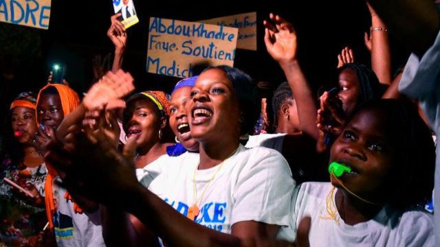 Des militantes de Madické Niang accueillent à Guinguineo dans l'Est du Sénégal.