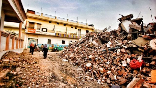 أسرة مسلمة تروي بحسرة كيف هدمت السلطات الهندية منزلها وحطمت أحلامها - BBC News عربي