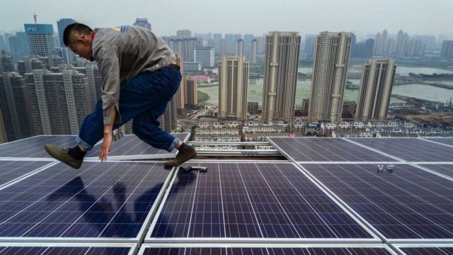 پروژه پنل خورشیدی بر روی سقف یک ساختمان ۴۷ طبقه در یک توسعه جدید توسط شرکت فتوولتائیک ووهان گوانگ‌شنگ ، می ۲۰۱۷ ووهان چین