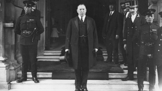 詹姆士‧法勒爵士在1921年當選北愛爾蘭第一任首相，職位相當於現時的北愛爾蘭首席部長。