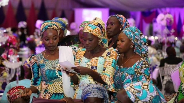 Les filles de Chibok au courant de la fête d'adieu avant leur départ aux Etats-Unis