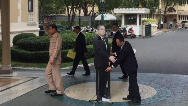 タイ首相 記者質問は 彼に聞いて 等身大パネル設置 cニュース