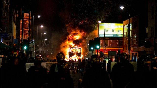 El autobús de dos pisos está envuelto en llamas.