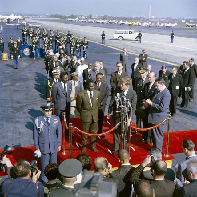 Presiden John F. Kennedy menyampaikan sambutan pada upacara kedatangan untuk menghormati Presiden Guinea, Ahmed Sékou Touré.
