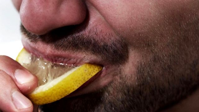 Судя по всему, интроверты сильнее реагируют на острые ощущения, такие как кислый вкус лимона