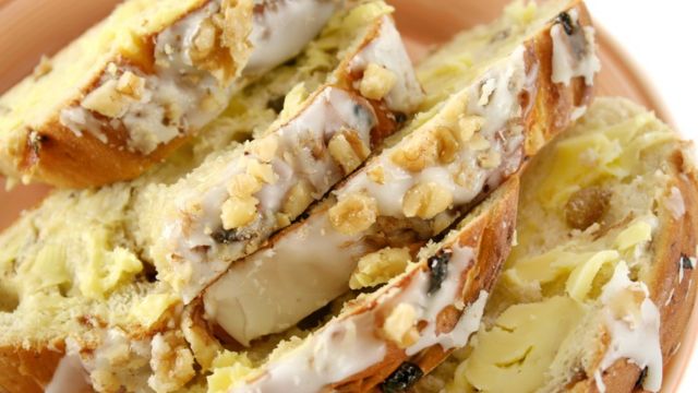 Глазированные булки, посыпанные грецкими орехами