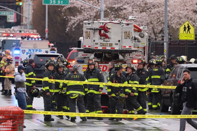 La policía en Brooklyn acordona el lugar del tiroteo en la estación de metro