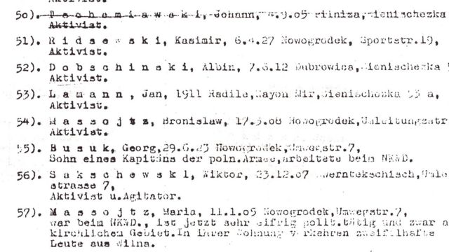 یک صفحه تایپ شده از اسامی مردان لهستانی که به در ژئیه ۱۹۴۳ به اردوگاه‌های اجباری فرستاده شدند.