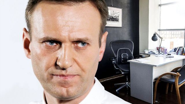 Навальный на фоне своего пустующего кабинета