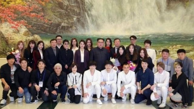 Kim Jong, həyat yoldaşı R Sol-ju və Cənubi Koreya ifaçıları