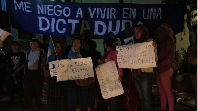 Un grupo de gente con carteles en contra de la corrupción se manifiesta a favor de la Cicig.
