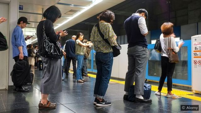 '아루키스마호라는 일본어는 '스마트폰 좀비, 스몸비'를 지칭하는 말이다