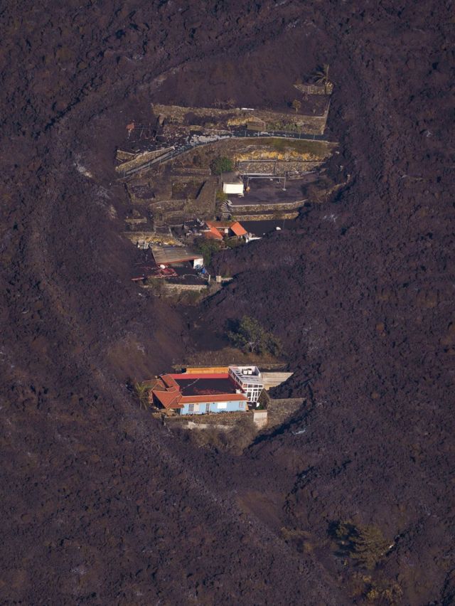 Casas cercadas por lava na ilha de La Palma