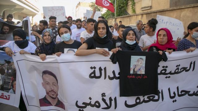 تظاهرة في سيدي حسين احتجاجا على ممارسات الشرطة بعد مقتل شاب بالمنطقة