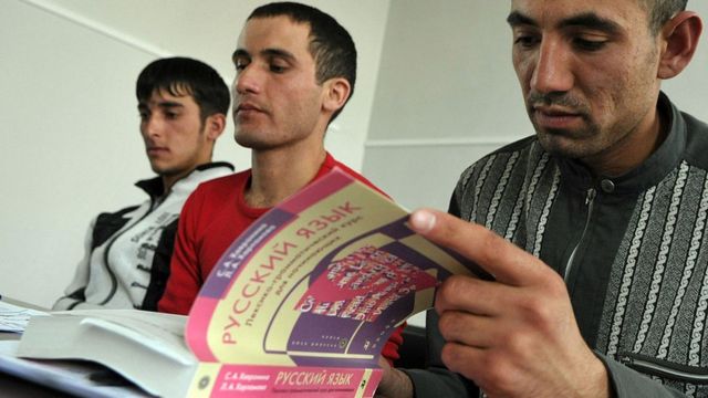 Inmigrantes de Asia Central aprenden ruso.