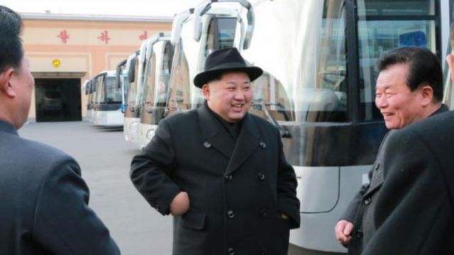 สำนักข่าว KCNA เผยแพร่ภาพนายคิม จอง อึน ขณะเยี่ยมชมโรงงานผลิตรถโดยสารที่ใช้ไฟฟ้าแบบรถราง (Trolley-bus)