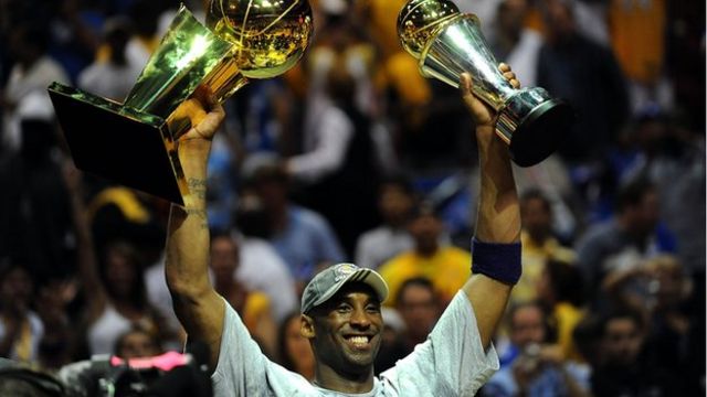Ex-jogador de basquete Kobe Bryant morre em acidente de Helicóptero - Surto  Olímpico