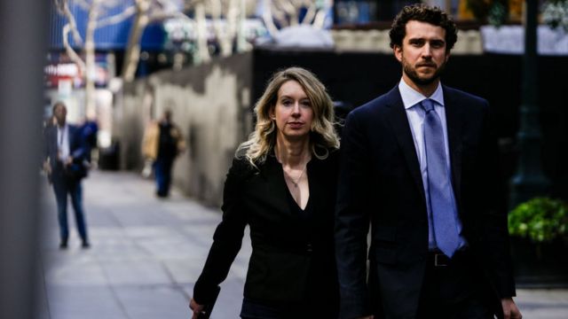 Elizabeth Holmes y su esposo, William Evans