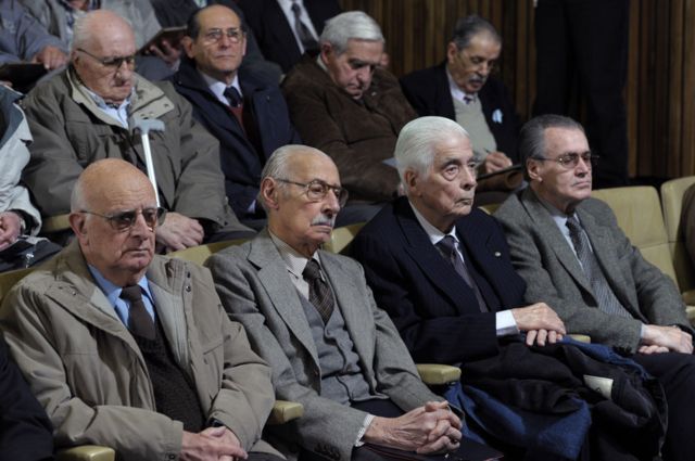 Luciano Benjamín Menéndez enfrenta un juicio junto con el expresidente de facto Jorge Rafael Videla y otros exlíderes militares.