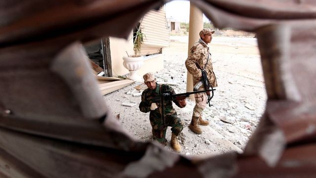 القوات الموالية لخليفة حفتر في اشتباكات مع مسلحين إسلاميين في مدينة بنغازي شرق ليبيا، في 16 ديسمبر/كانون أول 2014