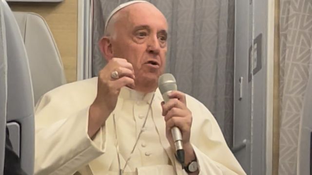 Le pape François s'adresse aux médias dans un avion en route du Canada vers Rome