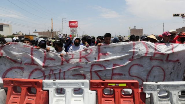 Manifestantes en Perú piden el cierre del congreso.