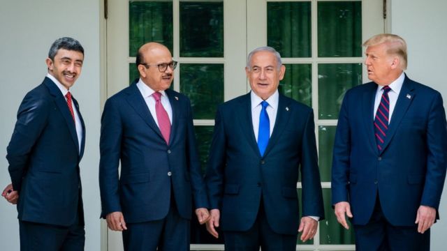 Raysal wasaaraha Israa'iil Benjamin Netanyahu, Wasiirka Arrimaha Dibadda ee UAE Abdullah bin Zayed Al Nahyan, Wasiirka Arrimaha Dibadda Bahrain Abdullatif bin Rashid Al Zayani iyo madaxweyne Donald Trump oo ku kulmay Aqalka Cad.