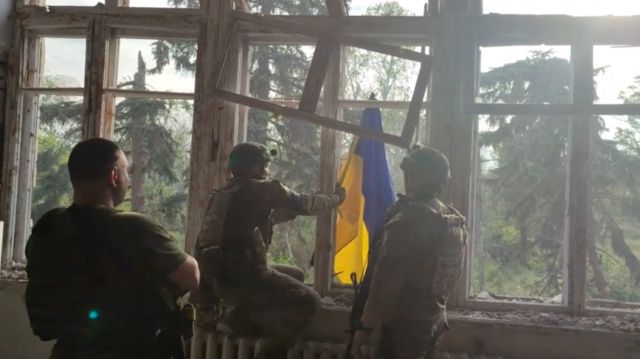 Українські солдати піднімають прапор