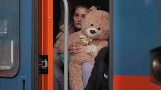 اللاجئون يصلون إلى بلدة زاهوني الحدودية المجرية على متن قطار أتى من أوكرانيا في 2 مارس 2022.