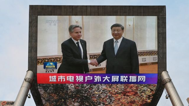 北京某购物商场外的大型电视屏幕播放中国央视《新闻联播》有关习近平接见布林肯的报道（19/6/2023）