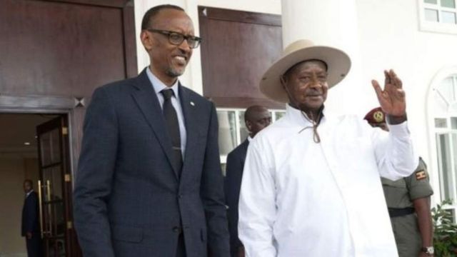 Perezida Paul Kagame w'u Rwanda (ibumoso) na Perezida Yoweri Museveni wa Uganda (iburyo) bigeze kuba inshuti