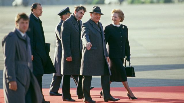 Mikhail Gorbachev, Bí thư thứ hai ĐCSLX cùng Thủ tướng Anh Margaret Thatcher, sân bay London Heathrow 15/12/1984.