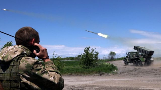 Rus birlikleri Donetsk'te Ukrayna'ya füze atıyor