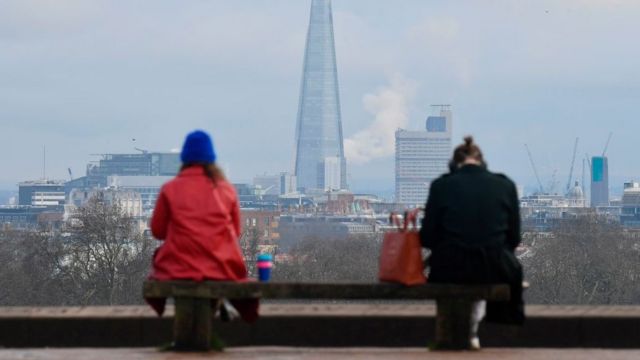 Dos personas que tienen distancia social en Londres, Inglaterra.