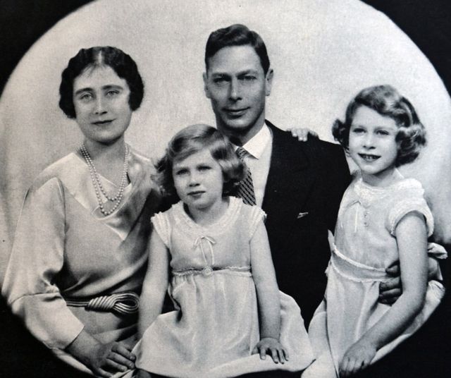 الأميرة الصغيرة إليزابيث، أقصى اليمين، مع أختها الصغيرة مارغريت، ووالديها عندما كانا دوق ودوقة يورك